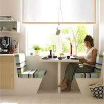 Кухонний стіл центр кiмнати